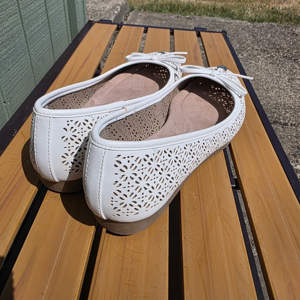 Giani Bernini White Laser Cut Bow Ballet Flats Womens 7.5M EXCELLENT
